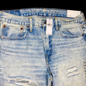 New American Eagle ripped Jean with tags . Light Blue. Size 34\32